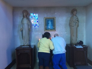 dad-and-mom-praying
